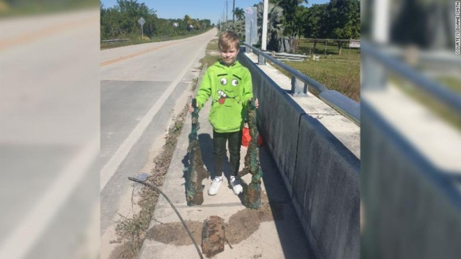 Allen Cadwalader, 11, menemukan senapan saat memancing ikan di Sungai Florida.