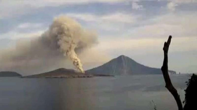 (Ilustrasi) Gunung Anak Krakatau menghembuskan abu vulkanik. 