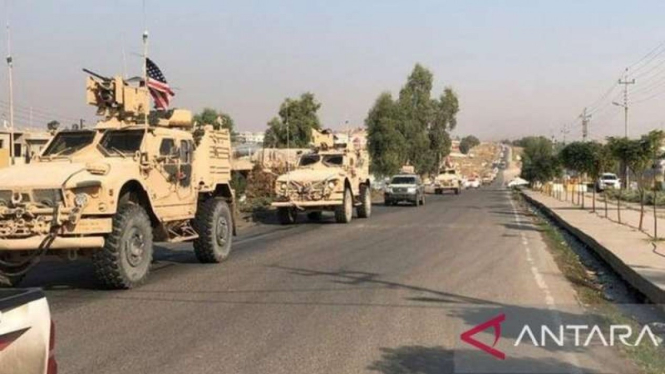 Konvoi kendaraan AS terlihat setelah mundur dari Suriah utara di perbatasan Irak