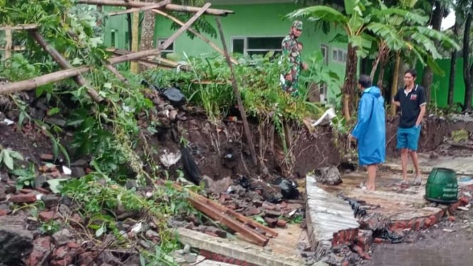 Tembok kantor Kecamatan Blimbing, Kota Malang yang roboh menimpa seorang ibu.