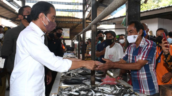 Presiden Jokowi Beri Bantuan Tunai ke Pedangan Pasar Kebun Lada, Binjai Sumut