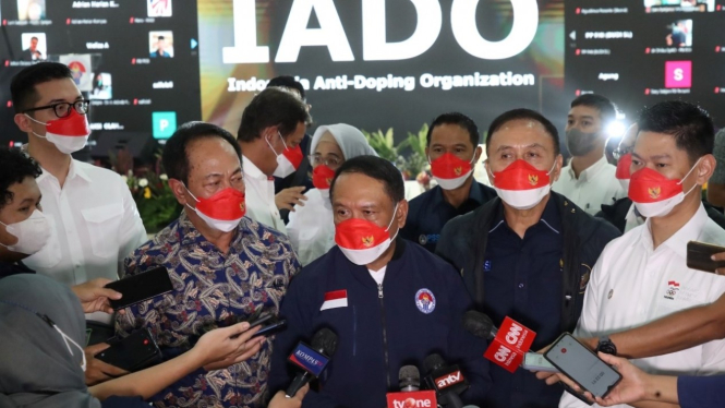 Menpora Zainudin Amali (tengah)