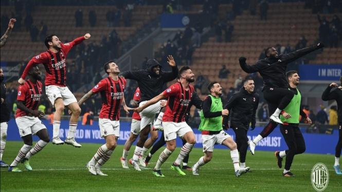 Para pemain AC Milan merayakan kemenangan. 