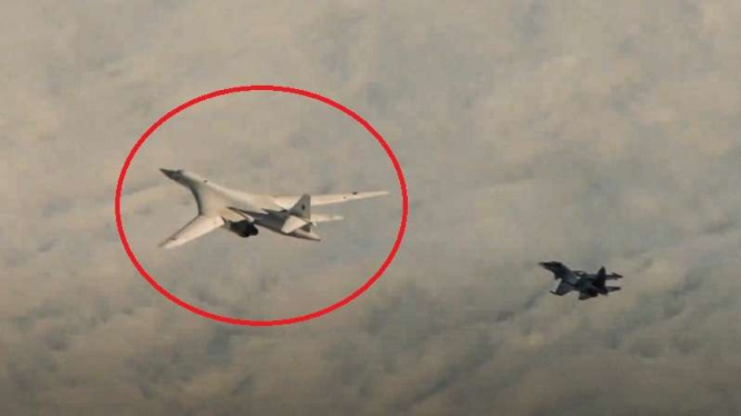 VIVA Militer: Pesawat pembom Tupolev Tu-22M3 (atas) Angkatan Udara Rusia