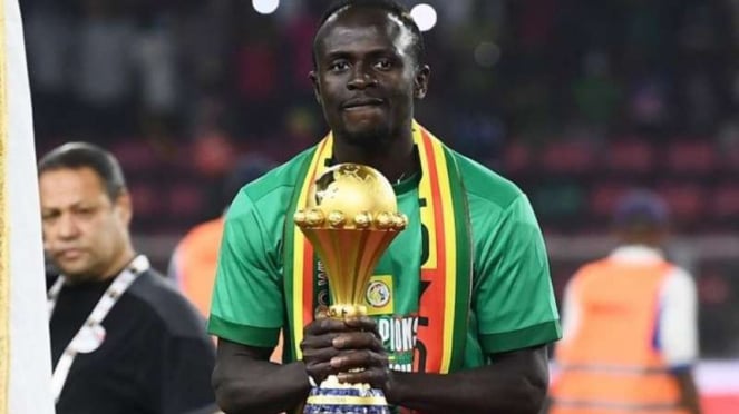 Bomber Senegal, Sadio Mane dengan trofi Piala Afrika 2021.