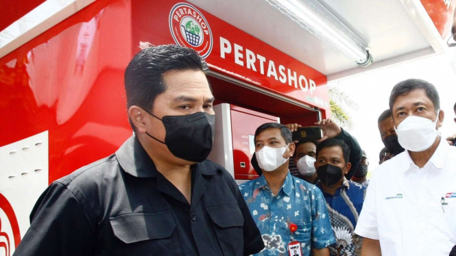 Menteri BUMN Erick Thohir memantau Pertashop Pertamina.