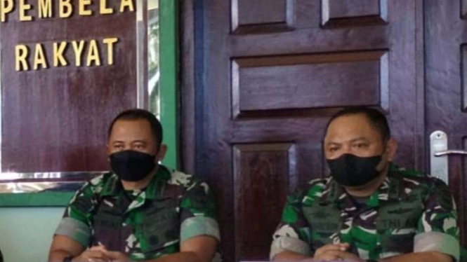 Kepala Penerangan Kodam XVIII/Kasuari Kolonel Arm. Hendra Pesireron (kanan).