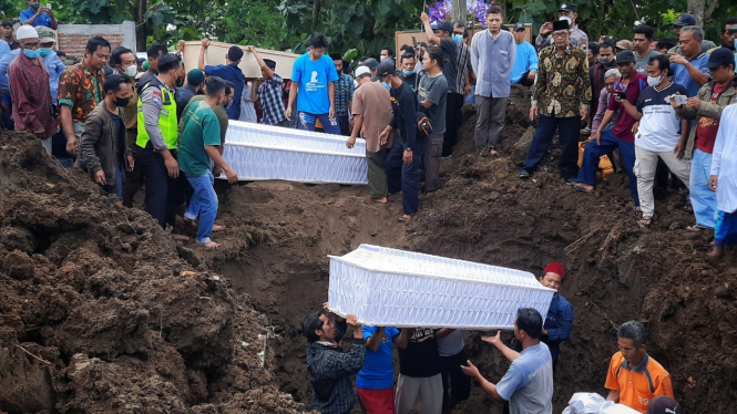 Pemakaman 6 Korban Kecelakaan Maut Bus Yang Terjadi di Yogyakarta 