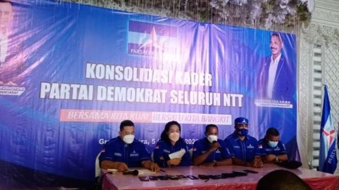 Pimpinan Partai Demokrat Nusa Tenggara Timur dalam konferensi pers di kota Kupang.