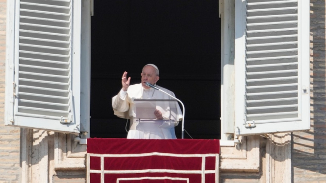 Paus Fransiskus berbicara dalam khotbah mingguan di Basilika Santo Petrus mengecam sunat perempuan dan perdagangan manusia. (AP: Gregorio Borgia)