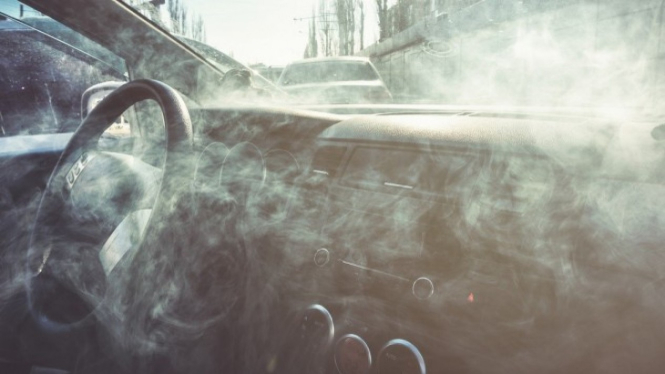 kabin mobil bau asap rokok