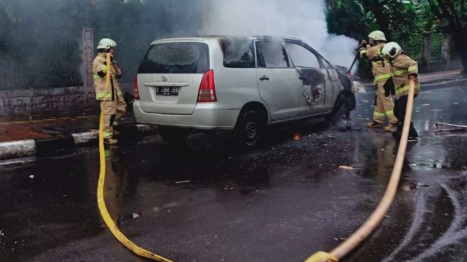 Innova putih terbakar