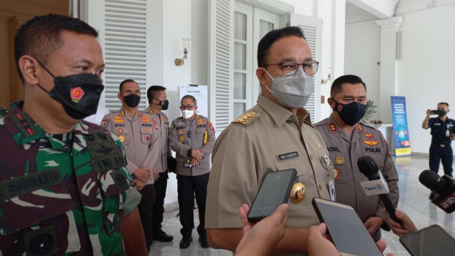 Gubernur DKI Jakarta Anies Baswedan bersama Kapolda dan Pangdam Jaya.