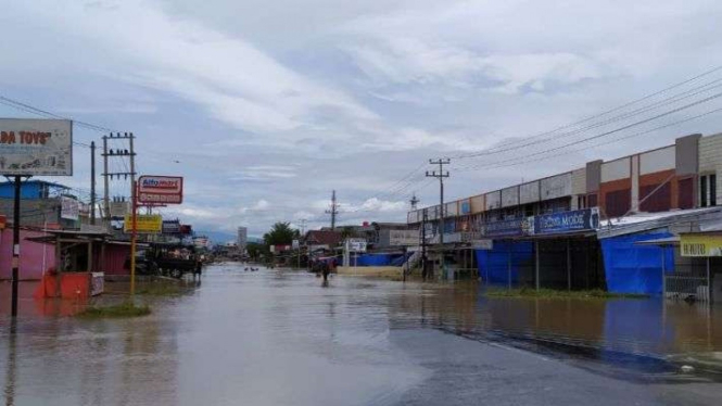 Kondisi jalan lintas Bengkulu-Sumatera Barat tergenang banjir.