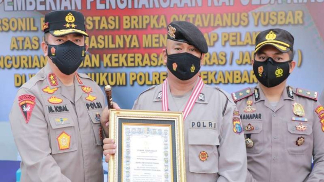 Kapolda Riau Irjen Mohammad Iqbal berikan penghargaan ke anggotanya