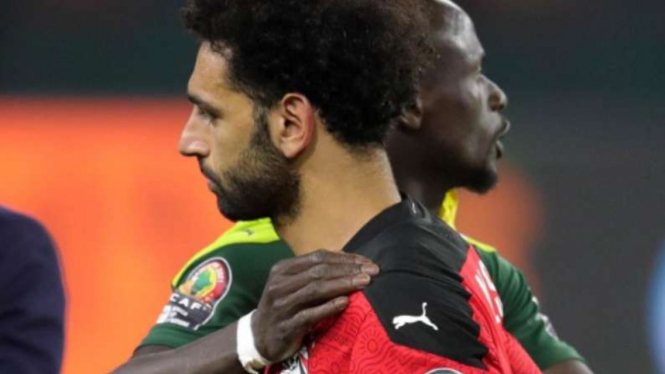 Sadio Mane memberikan semangat kepada Mohamed Salah