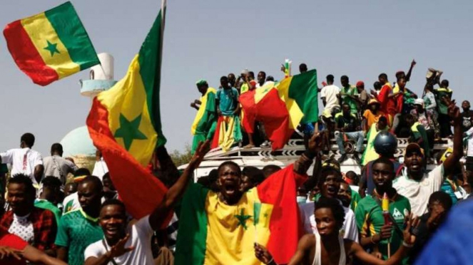 Suporter Timnas Senegal rayakan juara Piala Afrika 2021.