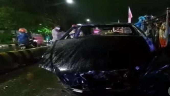 Mobil Camry hangus terbakar di Senen.