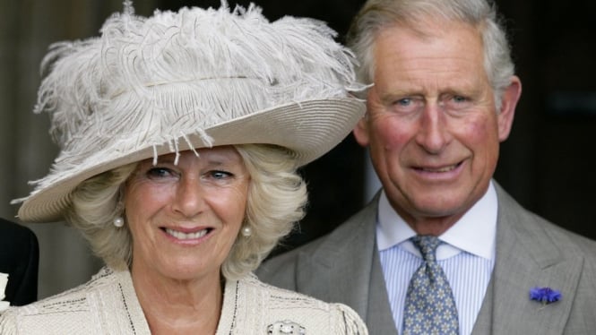 Camilla dan Charles tertawa saat mereka meminum wiski yang diberikan sebagai hadiah pernikahan di Caithness, Skotlandia. BBC Indonesia