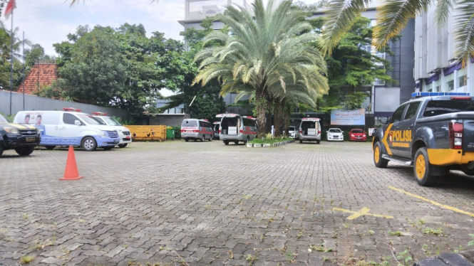 Mobil ambulans di parkiran Hotel Yasmin yang jadi tempat isolasi.