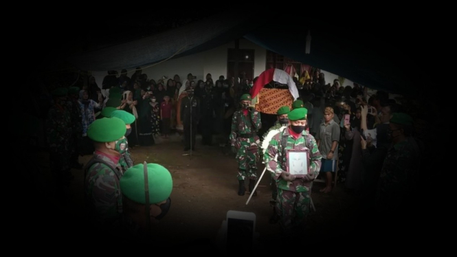 VIVA Militer: Prosesi pemakaman Serma Syaifuddin.