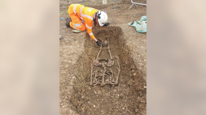 Arkeolog Inggris temukan 40 kerangka manusia berusia 2.000 tahun dalam keadaan terpenggal.