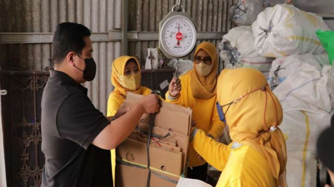 Menteri BUMN Erick Thohir mendatangi bank sampah di Kembangan, Jakarta Barat