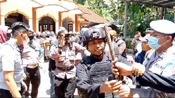Polisi mengamankan senjata tajam dari demo warga Desa Wadas Purworejo
