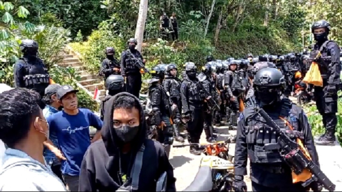Polisi bersenjata siaga di Desa Wadas, Purworejo pada Selasa, 8 Februari 2022