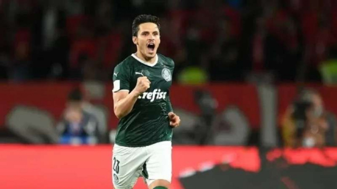 Pemain Palmeiras, Raphael Veiga rayakan gol.