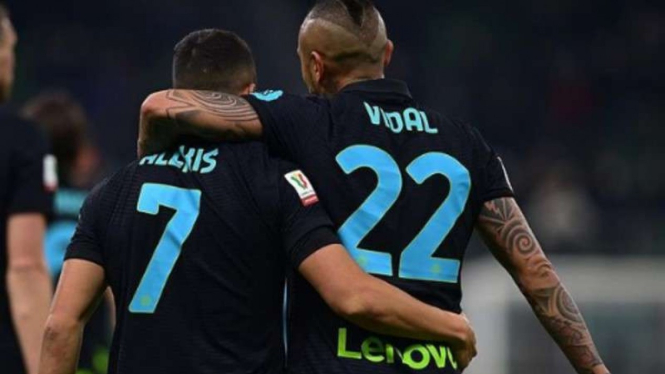Alexis Sanchez dan Arturo Vidal rayakan gol Inter Milan.