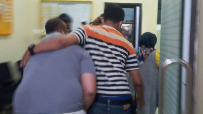 Terpidana Imam Santoso (kaus abu-abu) dibawa paksa oleh jaksa eksekutor Kejaksaan Negeri Tanjung Perak, Surabaya, Jawa Timur.