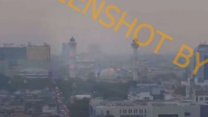 Tangkapan layar (screenshot) video yang diklaim sebagai rekaman penampakan UFO di langit kota Bandung, Jawa Barat.