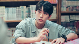 Cerita Nam Joo Hyuk Belajar Jadi Wartawan untuk Drakor Terbaru