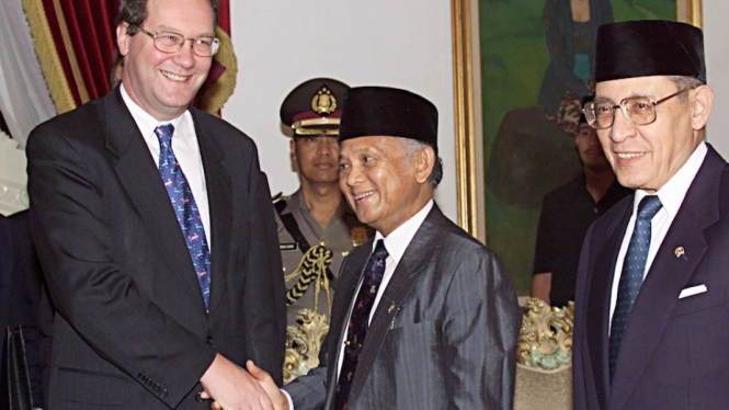 Menteri Luar Negeri Australia ketika itu Alexander Downer bersama dengan Presiden Indonesia BJ Habibie dan Menlu Ali Alatas di Jakarta.Â  (Reuters: Enny Nuraheni)