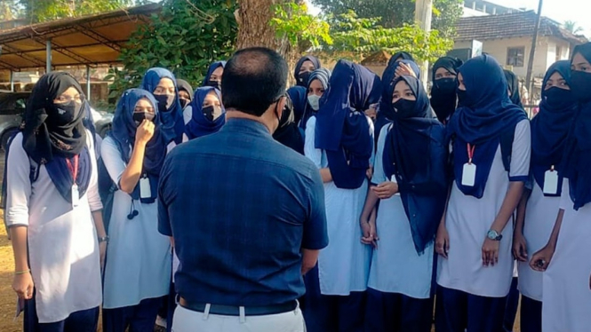 Siswi Muslim yang menggunakan hijab telah dilarang untuk masuk ke kelas di sejumlah sekolah di India. (AP:Â Bangalore News Photos)