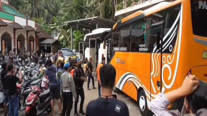 Puluhan warga Desa Wadas yang sebelumnya ditangkap pulang dengan bus
