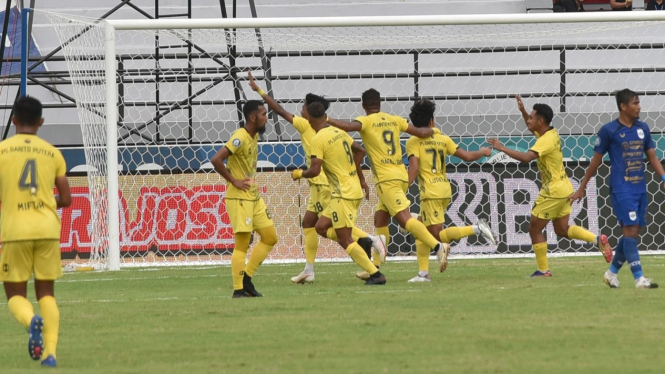 Pemain Barito Putera merayakan gol ke gawang PSIS Semarang