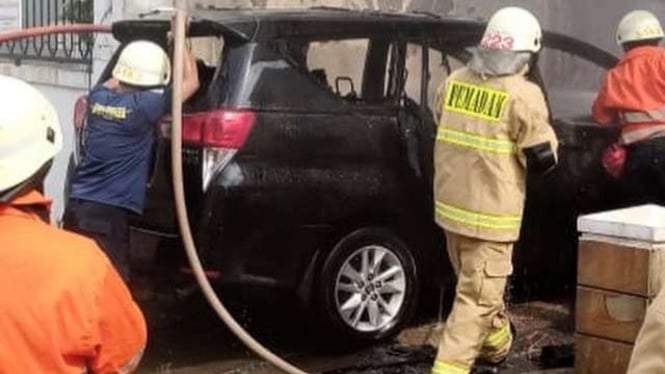 Mobil Innova di Kelapa Gading, Jakarta Utara, terbakar karena obat nyamuk.