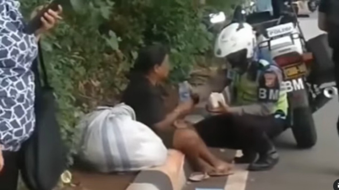 Viral Polisi Beri Nasi Bungkus kepada Pemulung