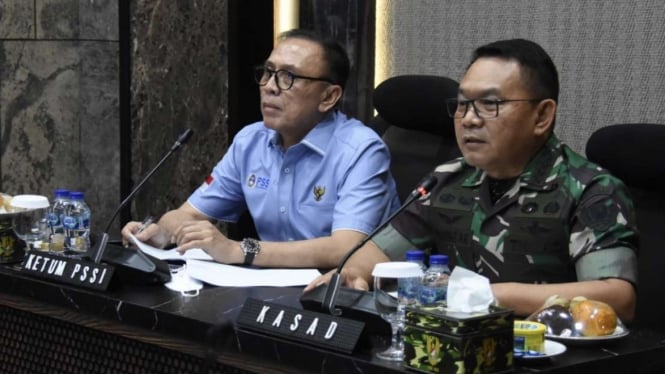 VIVA Militer: KSAD Jenderal TNI Dudung Abdurachman bersama Ketua Umum PSSI 