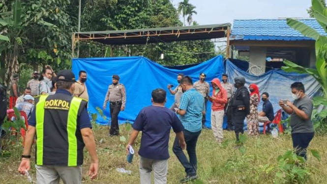 Polisi bongkar kuburan diduga korban kerangkeng eks bupati langkat.