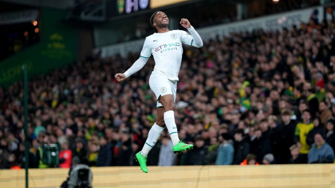Penyerang Manchester City, Raheem Sterling merayakan gol