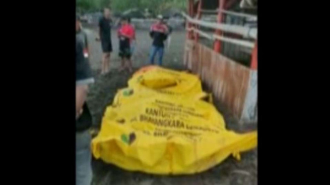 Kantong-kantong jenazah berisi jasad para korban ritual laut usai terseret ombak tinggi di Pantai Payangan, Desa Sumberejo, Kecamatan Ambulu, Jember, Jawa Timur, pada Minggu dini hari, 13 Februari 2022.