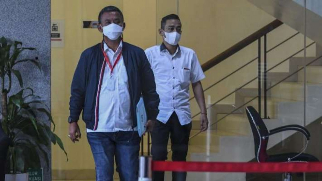 Ketua DPRD DKI Jakarta Prasetyo Edi Marsudi (kiri) berjalan keluar usai menjalani pemeriksaan untuk penyelidikan kasus anggaraan Balap Mobil Formula E di Gedung KPK, Jakarta, Selasa, 8 Februari 2022.
