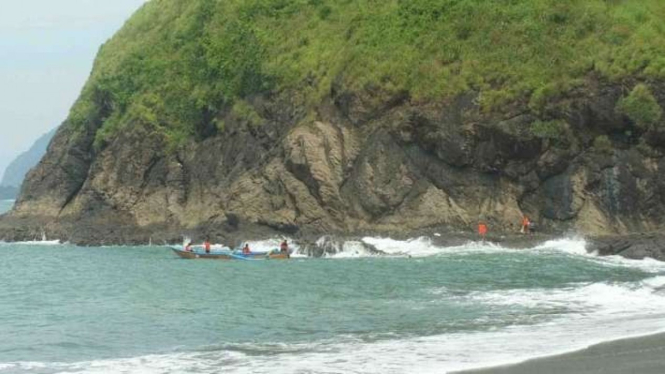 Tim SAR gabungan mencari korban tenggelam akibat terseret ombak di sekitar Pantai Payangan di Kecamatan Ambulu, Kabupaten Jember, Jawa Timur, Minggu, 13 Februari 2022.