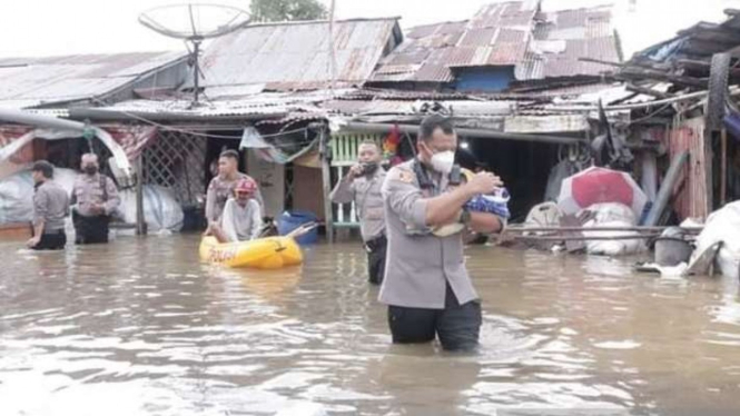 Ilustrasi - Kepala Polres Singkawang AKBP Prasetiyo Adhi Wibowo membantu proses evakuasi bayi yang menjadi korban banjir di Kelurahan Pasiran.