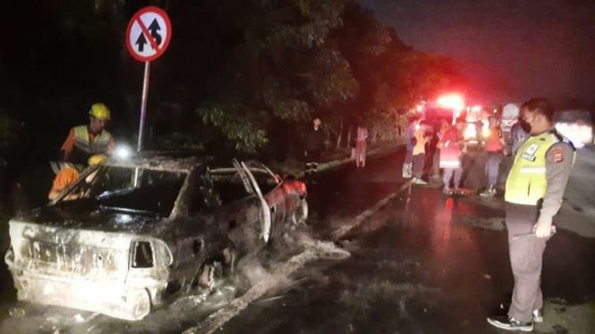 Mobil habis terbakar di Tol Tangerang-Merak