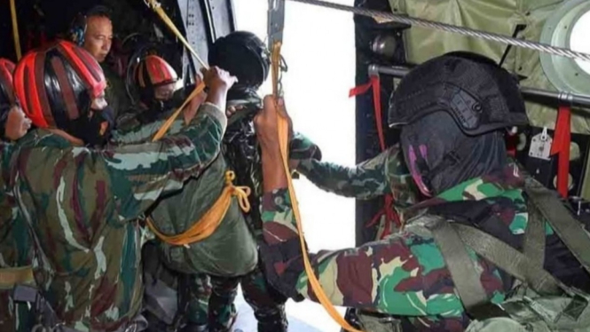 VIVA Militer: Prajurit Denhanud 477 Kopasgat terjun di Pulau Natuna