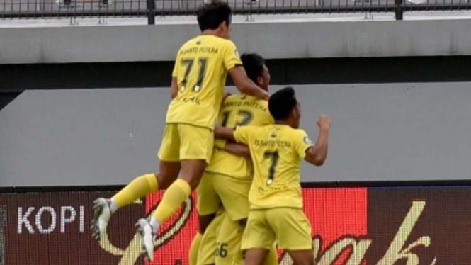 Pemain Barito Putera rayakan gol Bayu Pradana.